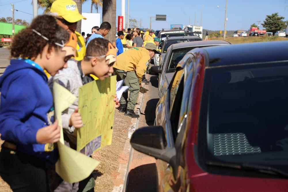 Capa da notícia: Blitz educativa mobiliza órgãos e estudantes contra queimadas no Park Way